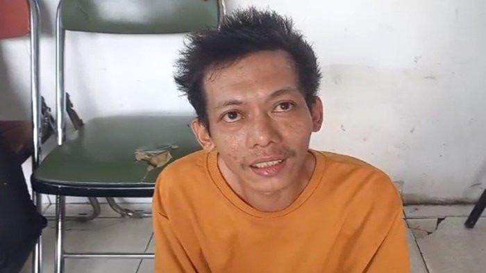 Alhikmadi diamankan petugas Masjid Agung Palembang karena buang air kecil sambil memainkan kemaluannya di tempat wudhu, Sabtu (20/7/2024).