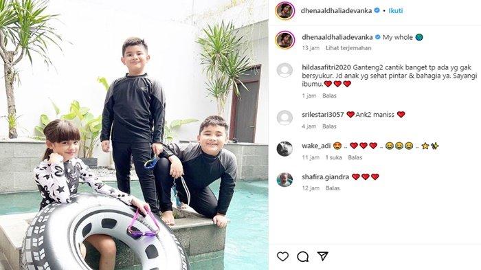 Anak-anak Dhena Devanka bermain di kolam renang