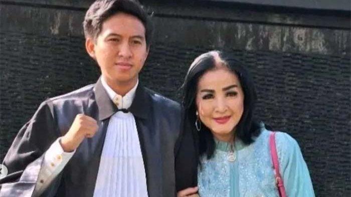 Anak penyanyi dangdut Machicha Mochtar diduga diamankan saat aksi unjuk rasa di Gedung DPR, Senayan, Jakarta Pusat.