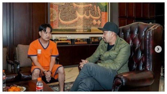 Anggota DPR RI dari Fraksi Nasdem Ahmad Sahroni menemui Ivan Sugianto, pelaku perundungan yang menyuruh siswa sujud dan menggonggong.