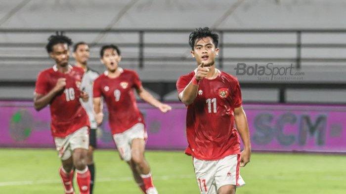 Pratama Arhan (kanan) melakukan selebrasi seusai mencetak gol untuk timnas Indonesia di Stadion Kapten I Wayan Dipta, Gianyar, Bali, 27 Januari 2022.