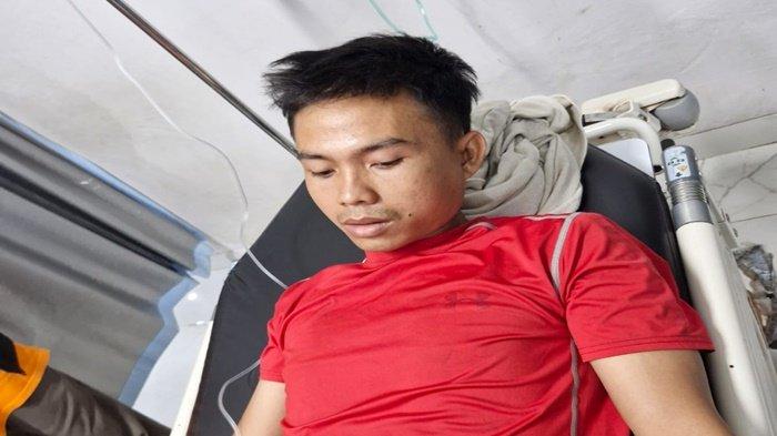 PELURU NYASAR -  Ari Kenedi (30), warga Dusun Kelurahan Lubuk Ketepeng, Kecamatan Jejawi, Kabupaten OKI sedang mendapatkan perawatan akibat luka tembak di kaki yang ia alami, Selasa (20/5/2025) di Palembang.