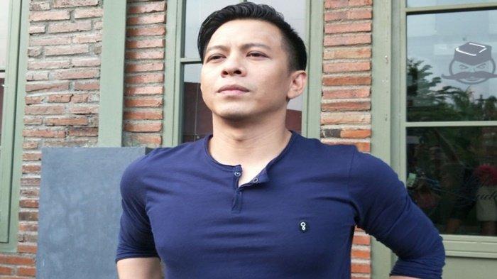 ARIEL SOAL ROYALTI - Ariel NOAH saat ditemui di sela shooting video klip lagu Janger Persahabatan di Studio Toha, Tangerang, Banten, Rabu (2/5/2018) sore.Soroti hukum perizinan lagu, Ariel NOAH ngaku bingung soal pembayaran royalti