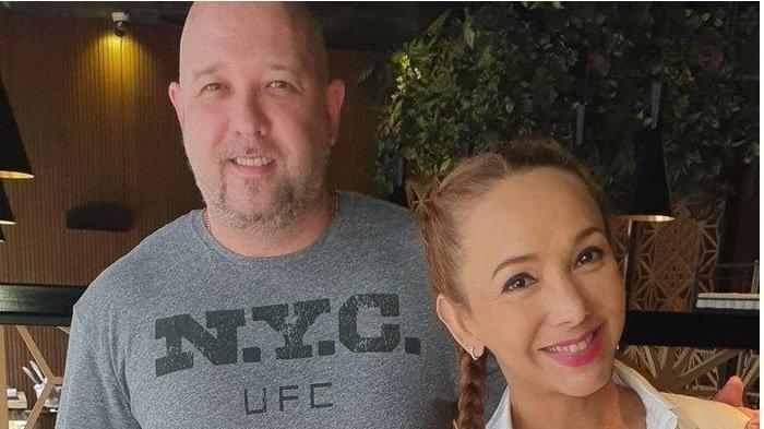 Artis senior Kiki Fatmala semasa hidup didampingi sang suami, Christopher.