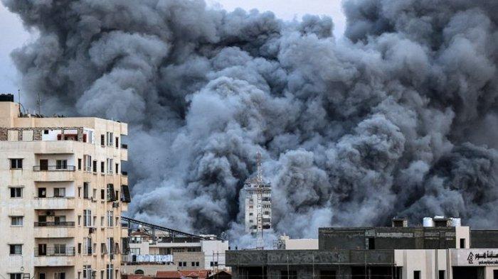 Situasi perang Hamas-Israel. Asap membubung di atas gedung-gedung Kota Gaza pada Sabtu (7/10/2023), saat serangan udara Israel menghantam gedung Palestine Tower. Sedikitnya 70 orang dilaporkan tewas di Israel, sedangkan otoritas Gaza merilis jumlah korban tewas sebanyak 198 orang.