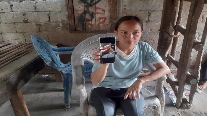 Asiah ibu bayi bernama Muhammad Agustus yang meninggal dunia usai diambil sampel darah oleh bidan membantah memberikan makanan pisang ke anaknya.