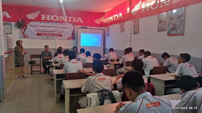 Astra Motor Sumsel melaksanakan program pelatihan kelistrikan pada sepeda motor Honda kepada siswa SMK Utama Bakti, Palembang, Jumat (17/11/2023).