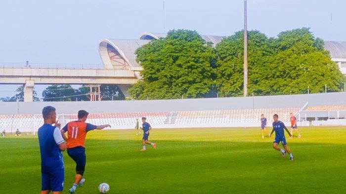Coach Hendri Susilo mengawasi latihan tim pasukan pembungkam PSMS di Stadion Bumi Sriwijaya Palembang, Rabu (13/12/2023).