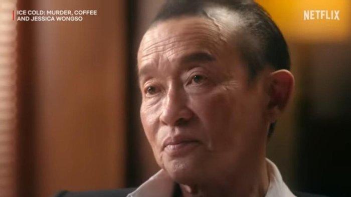 Ayah mediang Mirna Salihin, Edi Darmawan baru-baru membuat publik heboh, lantaran ia mengaku memberikan amplop ke ahli forensik Reza Indragiri.