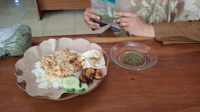 Ayam geprek di Kedai Ayam Geprek “Master Chiken Hohah” di Kota Baturaja dengan mengandalkan seledri atau Daun Parsley yang didatangkan dari Mesir.