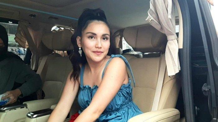 AYU UNGKAP HUBUNGAN -- Ayu Ting Ting di TransTV, Jalan Kapten Tendean, Mampang Prapatan, Jakarta Selatan, Selasa (18/8/2020)..Pengakuan Ayu Ting Ting soal Hubungan dengan Andre Taulany