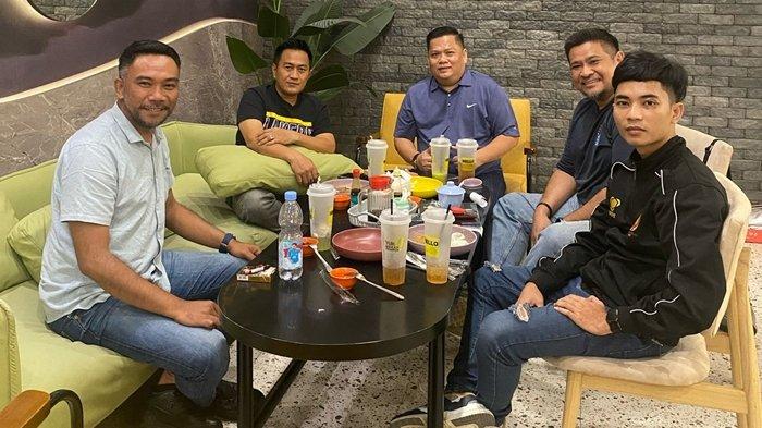 BARENG EREIGHT APPAREL - Hadir pada pertemuan yang berlangsung di Pempek Beringin Jl Radial Palembang, Senin (28/4/2025) malam dari manajemen Sriwijaya FC ada Direktur Keuangan PT SOM Ajie Syahrial Bastari, Asisten Direktur Keuangan II (Sponsorship) PT SOM H Anthon Wahyudi Yusak ST, dan Asisten Direktur Olahraga 1 PT SOM Randi Aksa,  Asisten Direktur Olahraga 2 (General & Logistic) PT SOM Muhammad Ali serta Pemilik Ereight Apparel, Eko Saputro.