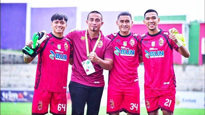 BARENG KIPER SFC - Eks pelatih kiper Ferry Rotinsulu (kedua dari kiri) bersama 3 kiper Sriwijaya FC (Panggih Triatmojo, Hendra Molle, dan Try Hamdani) pada musim kompetisi Pegadaian Liga 2 2024/25 lalu di Stadion Gelora Sriwijaya Jakabaring Palembang, Sumatera Selatan. 