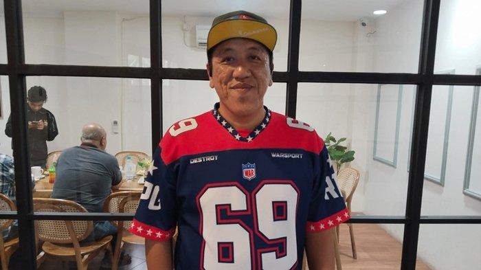 BUKA PENDAFTARAN SELEKSI - Asisten Direktur Kompetisi III PT SOM Muhammad David memberikan keterangan terkait pembukaan pendaftaran Turnamen Seleksi EPA Sriwijaya FC usai menggelar rapat di Kedai Kopi 7 Kambang Iwak Palembang, Sumsel, Kamis (17/4/2025).