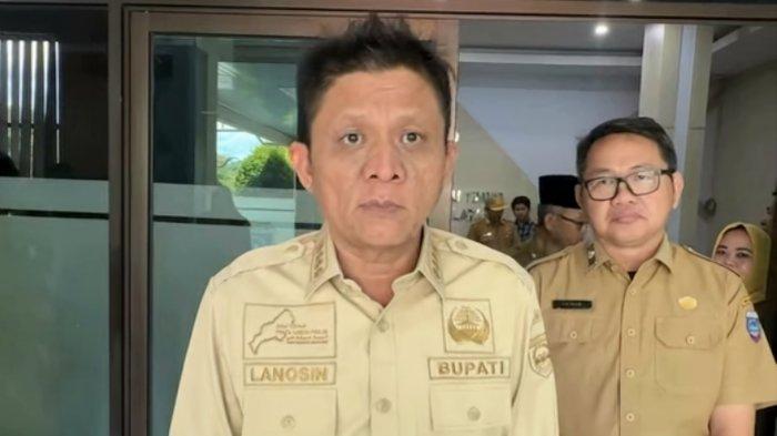 Bupati OKU Timur Ir H Lanosin MT MM menyampaikan permintaan maaf atas pelayanan RSUD Martapura yang kurang maksimal, Selasa (08/04/2025). Bupati akan lakukan reformasi pegawai RSUD Martapura.