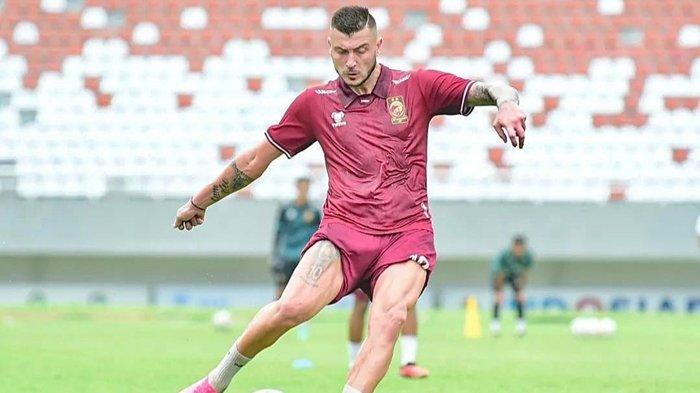 Striker asal Ukraina Yevhen 'Baha' Bokhashvili menjalani oficial training Sriwijaya FC jelang laga menjamu Sada Sumut FC di Stadion Gelora Sriwijaya Jakabaring Palembang, Senin (15/1/2024).