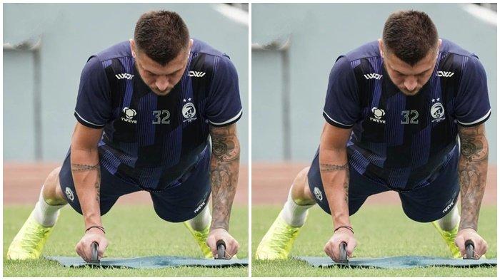 Penyerang asing Sriwijaya FC Yevhen 'Baha' Bokhashvili melakukan push-up latihan bersama tim.