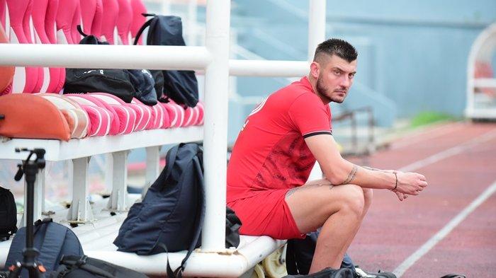 Bomber asing Sriwijaya FC asal Ukrania Yevhen 'Baha' Bokhashvili termenung di bench Stadion Bumi Sriwijaya Palembang.