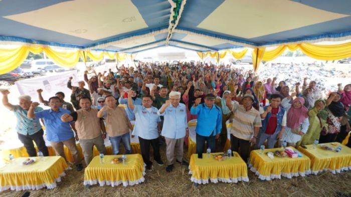 Balon Gubernur Sumsel Mawardi Yahya disambut hangat oleh ribuan masyarakat OKU Timur Provinsi Sumatera Selatan, Jumat (20/09/2024). Selain menemui warga, Mawardi Yahya juga menemui para petani dan juga menghadiri panen raya di Desa Cahya Negeri Kecamatan Semendawai Suku III Kabupaten OKU Timur.