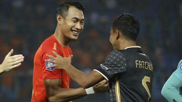Bek Persija Jakarta, Hansamu Yama (kiri), bersalaman dengan pemain Bhayangkara FC, Fatchur Rahman, pada pekan keempat Liga 1 2023-2024 antara Persija Jakarta vs Bhayangkara FC, Minggu (16/7/2023).