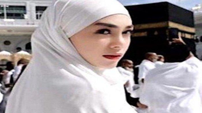 CELINE EVANGELISTA MUALAF - Tangkapan layar Instagram Celine Evangelista Senin (28/4/2025). Belajar Islam sejak 2017, momen Celine Evangelista ucap syahadat dikuak