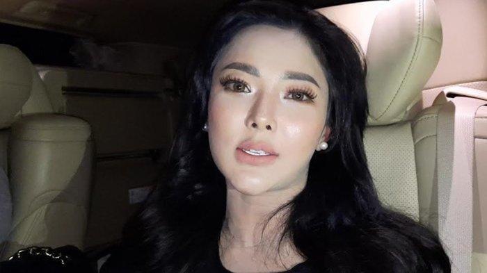 AYU AULIA BONGKAR - Ayu Aulia mengungkapkan kesedihannya dicap sebagai pelakor usai foto bareng Vicky Prasetyo, Kebayoran Baru Jakarta Selatan, Rabu (7/7/2021). Benarkan Ridwan Kamil beri uang bulanan Lisa Mariana, Ayu Aulia bongkar perjanjian