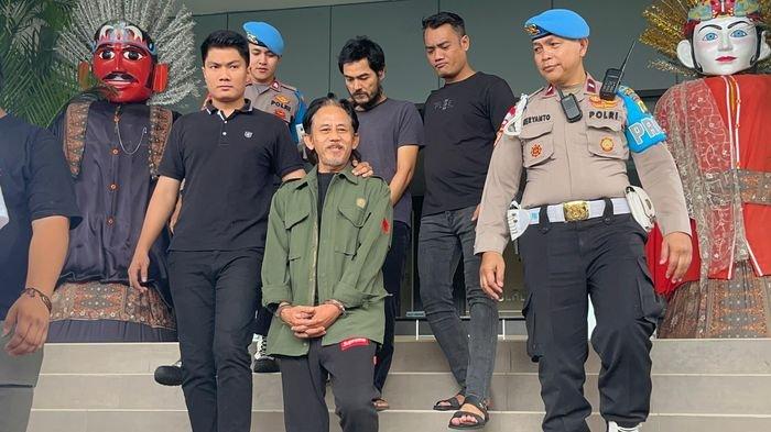 Berbeda dari Epy Kusnandar yang menebarkan senyumnya ke awak media, Yogi Gamblez justru pilih menunduk.