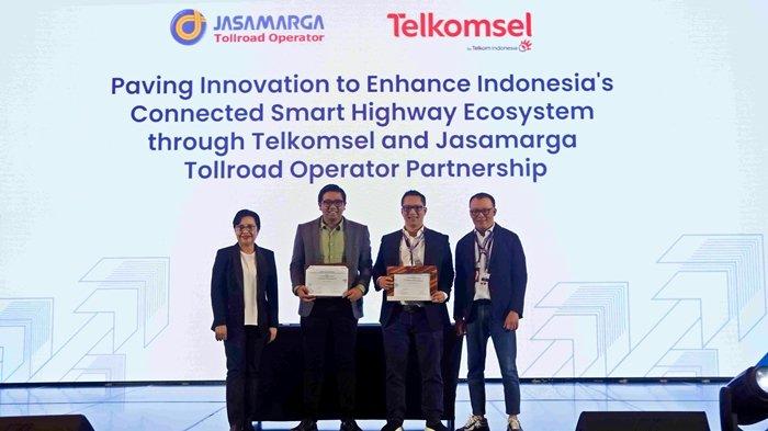 Bersamaan dengan gelaran Solution Day 2024, Telkomsel juga menandatangani nota kesepahaman bersama beberapa perusahaan seperti kerja sama di bidang Infrastructre as a Service bersama PT Kalimantan Industrial Park Indonesia, kerja sama di bidang Connected Smart Highway Ecosystem bersama Jasamarga Toll Road Operator dan kerja sama pemanfaatan RCS Business Messaging (RBM) bersama PT. Samsung Electronics Indonesia (SEIN).
