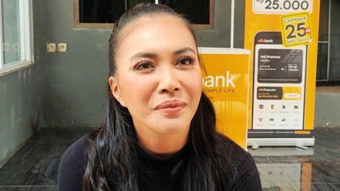 DENADA CARI SUAMI - Penyanyi Denada di kawasan Tendean, Mampang Prapatan, Jakarta Selatan, Jumat (22/12/2023). Blak-blakan ngaku operasi plastik 2 kali, Denada akui ingin cari suami lagi