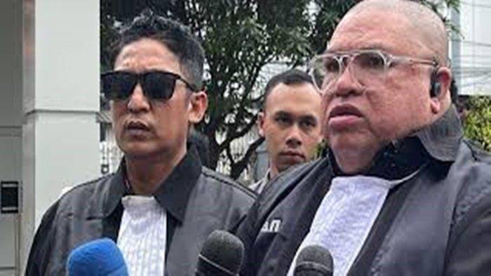STATUS FIRDAUS OIWOBO -- Advokat Razman Arif Nasution dan M Firdaus Oiwobo bersama rombongannya menyambangi Gedung Mahkamah Agung (MA), Senin (10/2/2024).. Bocor Status Firdaus Oiwobo Dampingi Klien Sidang Bukan sebagai Kuasa Hukum