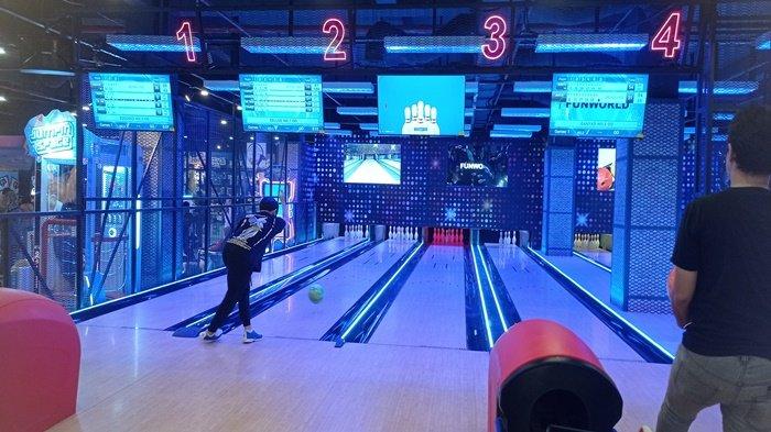 Pengunjung bermain bowling di funworld bowling Palembang Indah Mall (PIM), Sabtu (9/3/2024). 
