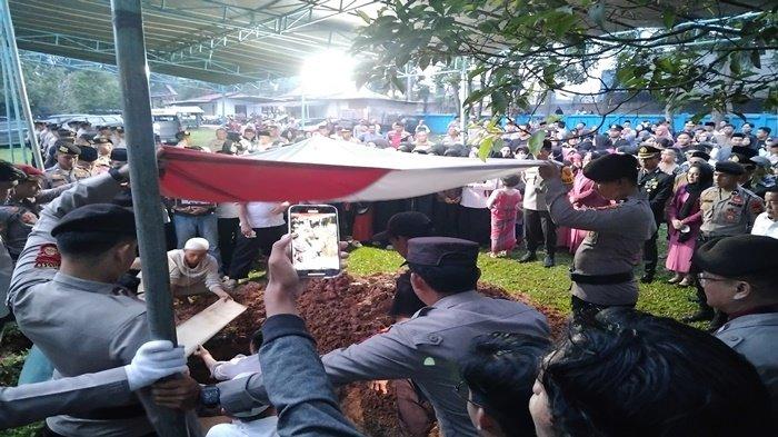 Jenazah Briptu Anumerta Faras Nabhan Attallah telah dikebumikan di TPU Kebun Bunga Palembang, Rabu (22/1/2025)