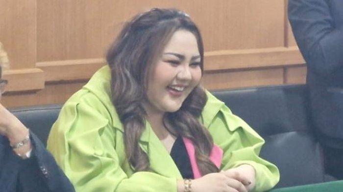 LISA PACARAI PEJABAT - Penampilan Lisa Mariana di Pengadilan Negeri Kota Bandung, Jalan LLRE Martadinata, Rabu (28/5/2025). Bukan cuma dibayar Ridwan Kamil, Lisa Mariana punya pacar lain pejabat tinggi