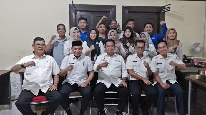 Bupati Banyuasin, H. Askolani Jasi ketika mengecek ASN di lingkungan Pemkab Banyuasin di hari pertama kerja usai lebaran, Rabu (26/4/2023).