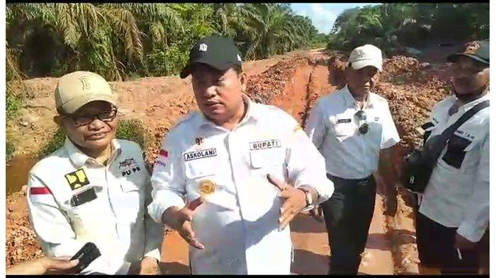 Askolani pantau pengecoran jalan di Air Batu Banyuasin, emak-emak protes dengan ucapan ini