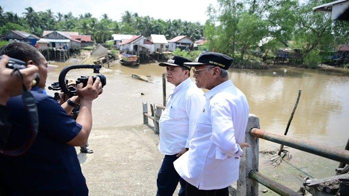 Bupati Banyuasin H Askolani Jasi dan Wabup H Slamet Somosentono ketika mengecek jembatan di Kecamatan Makarti Jaya yang roboh setelah ditabrak tongkang, Jumat (26/5/2023).
