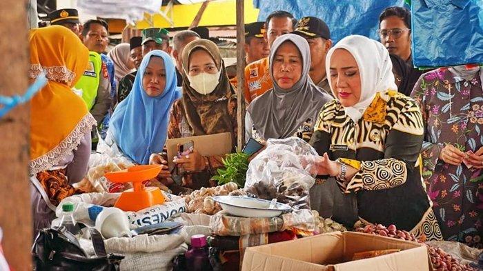 Bupati Musi Rawas, Hj. Ratna Machmud, melakukan monitoring harga dan stok kebutuhan pokok di Pasar B Srikaton, Kecamatan Tugumulyo.