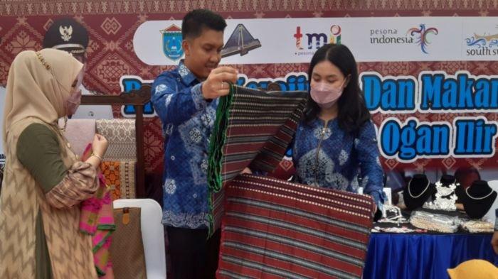 Bupati Panca Wijaya Akbar dan Ketua TP PKK Kabupaten Ogan Ilir, Siti Khadijah Mikhailia Khairunisa Alamsjah membeli kain gebeng kedukan yang dipamerkan pada Pergelaran Seni Budaya dan Pameran Wisata di Anjungan Sumatera Selatan, Taman Mini Indonesia Indah (TMII), Jakarta Timur, pada 30 Oktober lalu. 