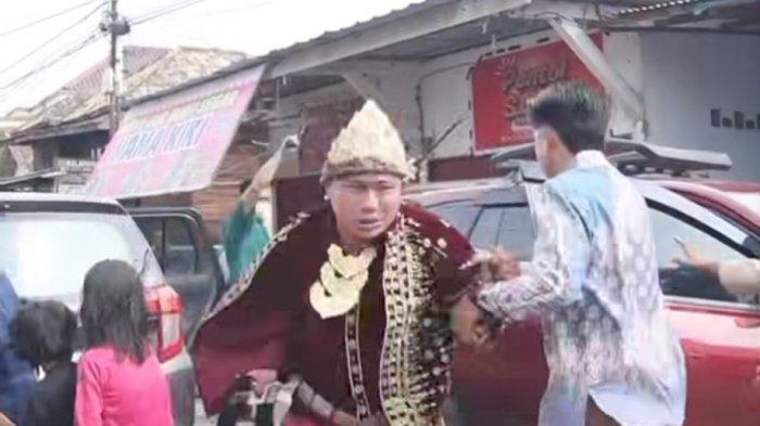 CALON PENGANTIN DIBACOK - Tangkapan layar video seorang calon pengantin dibacok sejumlah pria saat hendak melangsungkan resepsi pernikahan di Jalan Panca Usaha, Kecamatan Seberang Ulu I, Minggu (11/5/2025).