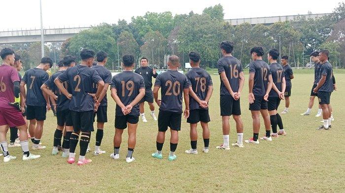 COACH BERI PENGARAHAN - Coach Azul memberikan pengarahan kepada pemain pada sesi latihan di Lapangan Baseball JSC Palembang.
