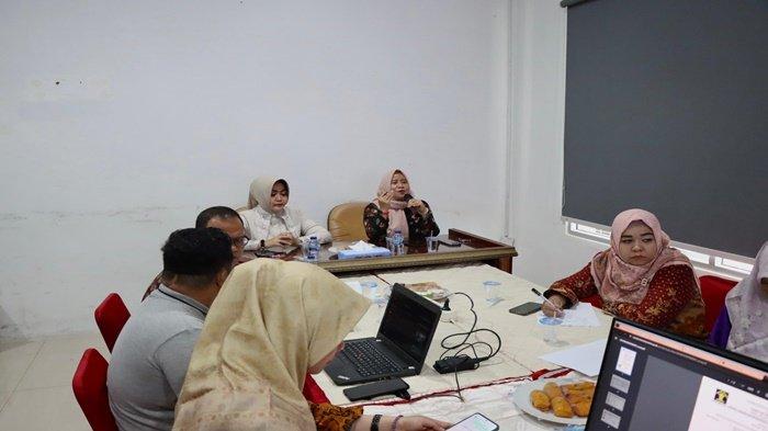 Tim verifikator terus merampungkan proses verifikasi terhadap berkas pelamar formasi SLTA yang masuk pada Kantor Wilayah Kemenkumham Sumatera Selatan. Verifikasi dokumen berlangsung di Ruang Ogan Kanwil Sumsel, Kamis (4/9).