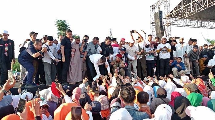 Capres nomor urut 01, Anies Bawesdan, menjumpai pendukungnya pada kampanye akbar di Plaza BKB Palembang, Kamis (25/1/2024).