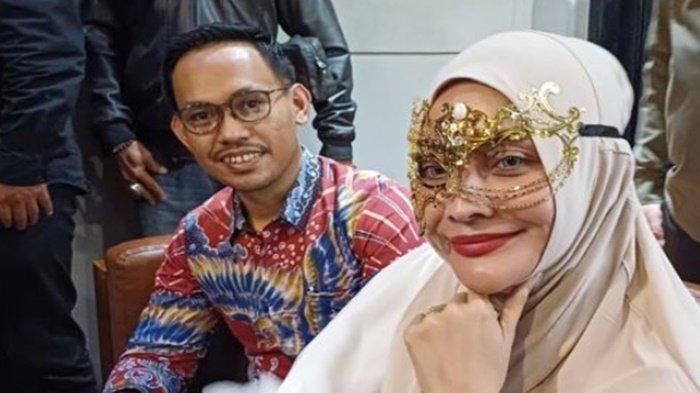 DOKTIF TERSERET KASUS - Doktif dalam konferensi pers yang digelar di kawasan Tebet, Jakarta Selatan, Senin (20/1/2025). Celaka Doktif ikut terseret kasus dugaan pemerasan bareng Nikita Mirzani.