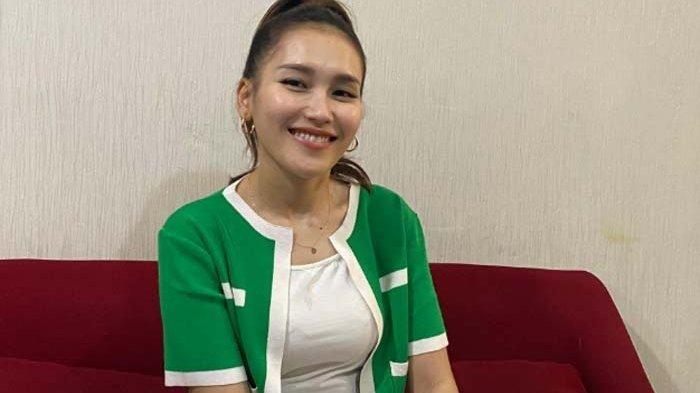 LEBARAN AYU TING TING - Penyanyi Ayu Ting Ting ketika ditemui di kawasan Mampang, Jakarta Selatan, Selasa (18/3/2025) malam. Cerita Keseruan Ayu Ting Ting Rayakan Idul Fitri dengan Keluarga Besar.