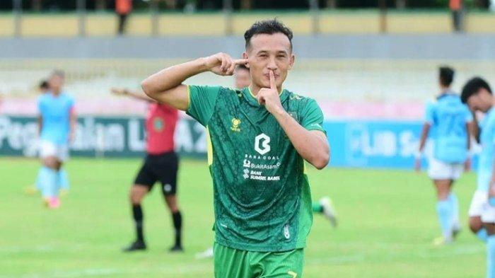 Strieker asal Bhutan Chencho Gyeltshen melakukan selebrasi usai mencetak salah satu gol saat Sriwijaya FC mengalahkan Perserang dengan skor 0-3 di Stadion Maulana Yusuf, Serang, Jumat (12/1/2024).