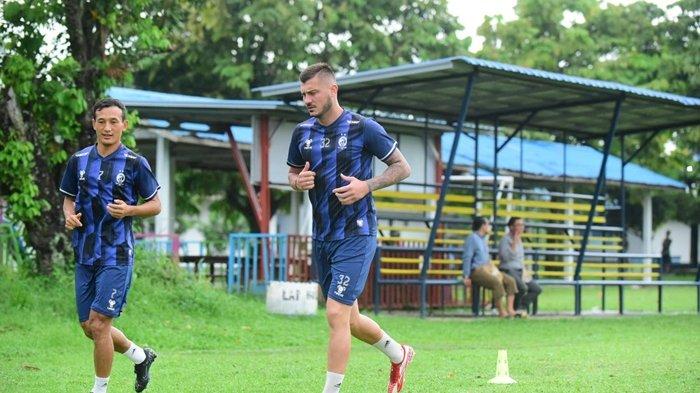 Striker Sriwijaya FC asal Buthan Chencho Gyeltshen dan Penyerang asal Ukraina Yevhen Bokhashvili