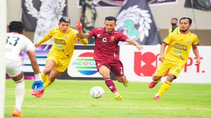 Striker Sriwijaya FC asal negara Buthan, Chencho Gyeltshen dipepet dua pemain Semen Padang FC di depan gawang pada laga yang berkesudahan 1-1 di Stadion Gelora Sriwijaya Jakabaring Palembang, Minggu (1/10/2023).