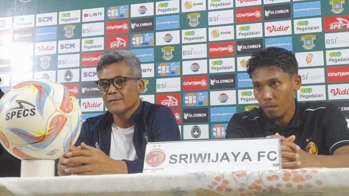Hendri Susilo didampingi kapten tim Hafit Ibrahim menjawab pertanyaan awak media pada post match conference usai Sriwijaya FC mengalahkan Perserang di Stadion Maulana Yusuf, Serang, Jumat (12/1/2024).