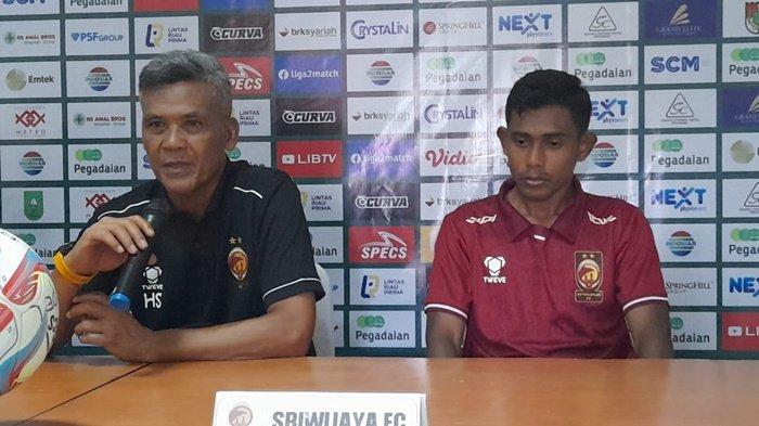 Pelatih kepala Sriwijaya FC, Coach Hendri Susilo bersama bek andalan Irwanto Bajo pada pre match conference jelang laga menghadapi PSPS Riau di Pekanbaru, Rabu (29/11/2023).