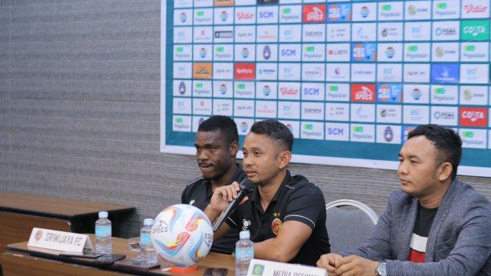 Coach Yoyo didampingi gelandang serang Sriwijaya FC asal negara Haiti, Kervens Belfort menjawab pertanyaan awak media pre-match conference jelang menghadapi tuan rumah Persiraja, Sabtu (16/9/2023).